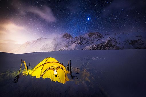 Лагеруване на палатка в планината през зимата